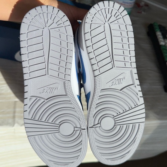 BRAND NEW! Jordan 1 Retro High OG True Blue (GS)- Size 5.5Y - Picture 7 of 8